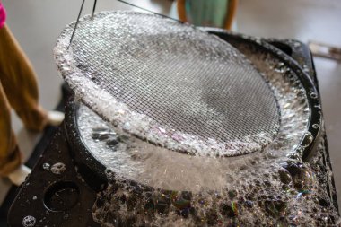 Beyaz köpük yere yayılır. köpük partisi.