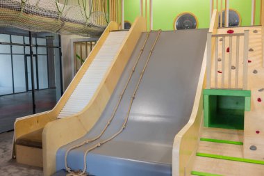 Halk içinde çocuk parkı ve tırmanma evi..