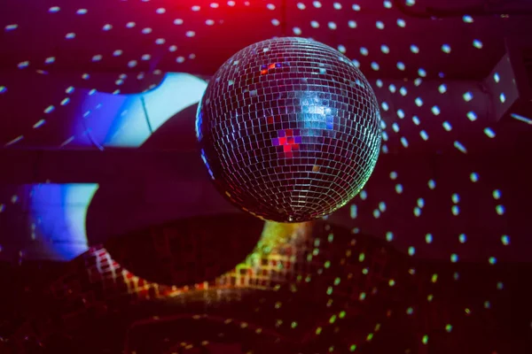 Party disko zrcadlo míč odrážející fialová světla. — Stock fotografie