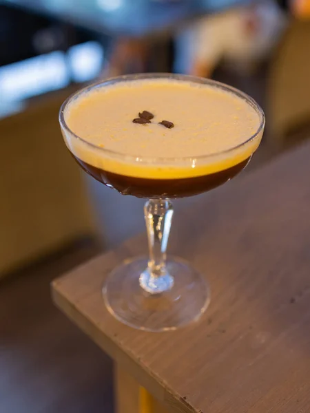 Koktajle Espresso Martini ozdobione ziarnami kawy. — Zdjęcie stockowe