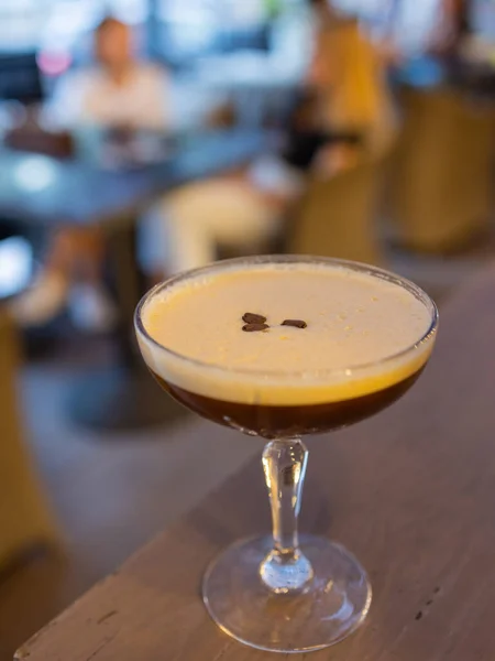 Espresso Martini cocktails garnerade med kaffebönor. — Stockfoto