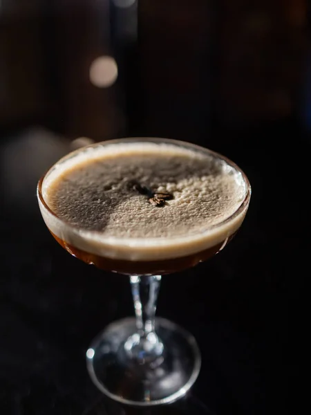 Espresso Martini cocktails garnerade med kaffebönor. — Stockfoto