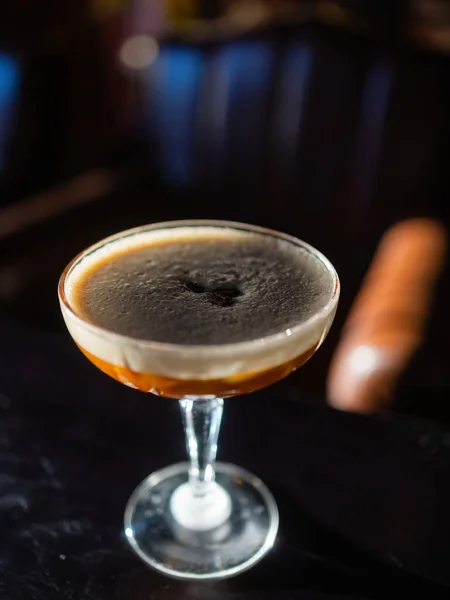 Espresso-Martini-Cocktails garniert mit Kaffeebohnen. — Stockfoto