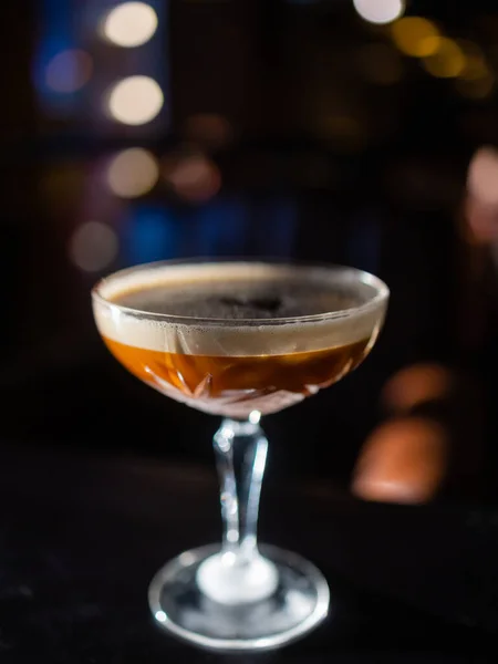 Espresso Martini κοκτέιλ γαρνιρισμένα με κόκκους καφέ. — Φωτογραφία Αρχείου