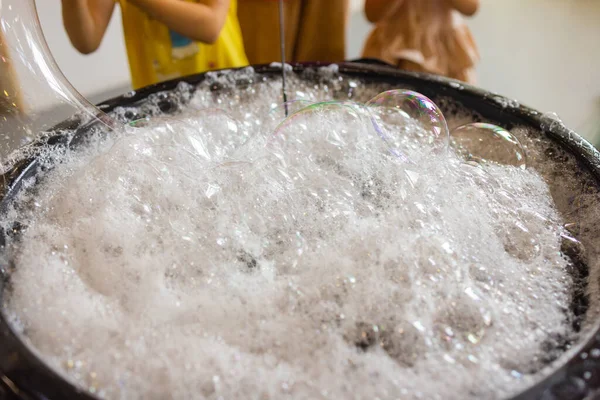 La espuma blanca se extiende por el suelo. fiesta de espuma. —  Fotos de Stock