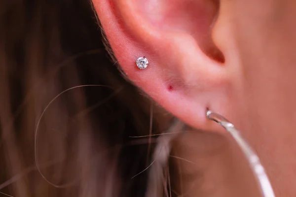 Professional holding the jewel of piercing just before screw the ball. — Stock Photo, Image