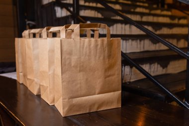 Kurye eve yemek servisi. Kadın kurye siparişi teslim etti. İçinde yemek olan isim çantası yok..