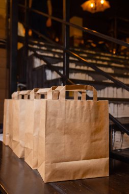 Kurye eve yemek servisi. Kadın kurye siparişi teslim etti. İçinde yemek olan isim çantası yok..