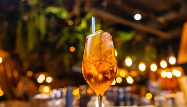 Aperol spritz cocktail in glass on wooden table on dark background in cafe. — Stock Photo, Image