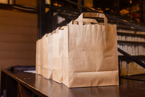 Koerier levering food service thuis. Vrouw koerier geleverd de bestelling geen naam tas met voedsel. — Stockfoto