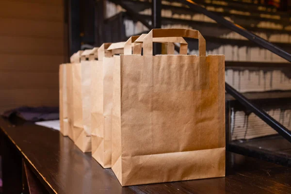 Koerier levering food service thuis. Vrouw koerier geleverd de bestelling geen naam tas met voedsel. — Stockfoto