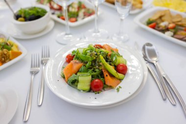 Taze kuzu marul salata avokado, salatalık, somon, kiraz domates. Bal ile pansuman, dijon hardal, zeytinyağı ve limon suyu, chia tohum ile tepesinde. Şef tarafından hazırlanan.