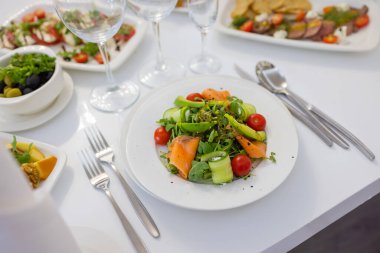 Taze kuzu marul salata avokado, salatalık, somon, kiraz domates. Bal ile pansuman, dijon hardal, zeytinyağı ve limon suyu, chia tohum ile tepesinde. Şef tarafından hazırlanan.