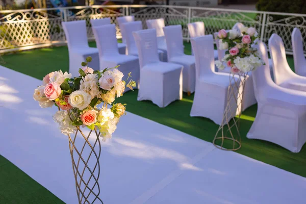 Weiße Stühle mit pinkfarbenen Schleifen für die Hochzeitsanmeldung. — Stockfoto