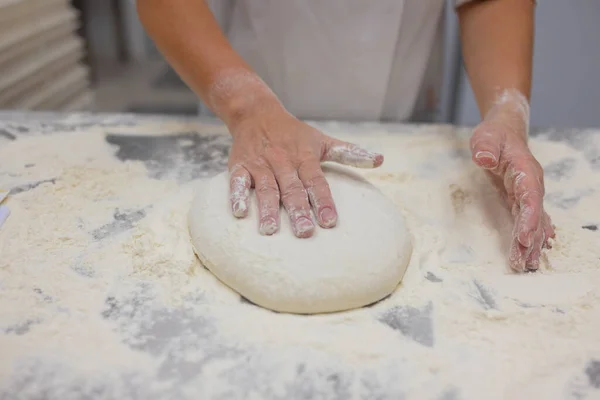 Close-up van vrouw kniezen pizza deeg. — Stockfoto