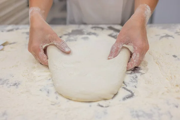 Close-up van vrouw kniezen pizza deeg. — Stockfoto