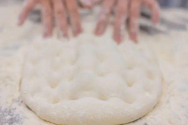 Крупный план женщины Кнопка тесто пиццы. — стоковое фото