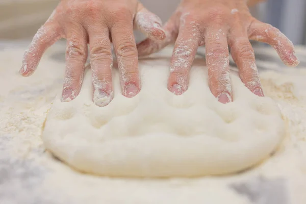 Close-up van vrouw kniezen pizza deeg. — Stockfoto