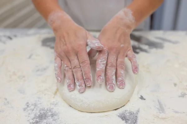 Close-up van vrouw kniezen pizza deeg. — Stockfoto