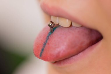 piercing yapışmasını genç Kafkas kadın portresi yukarıya kapatmak.