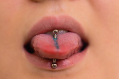 piercing yapışmasını genç Kafkas kadın portresi yukarıya kapatmak.