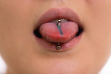 piercing yapışmasını genç Kafkas kadın portresi yukarıya kapatmak.
