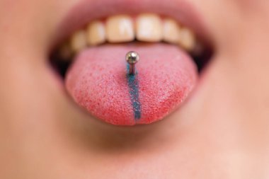piercing yapışmasını genç Kafkas kadın portresi yukarıya kapatmak.