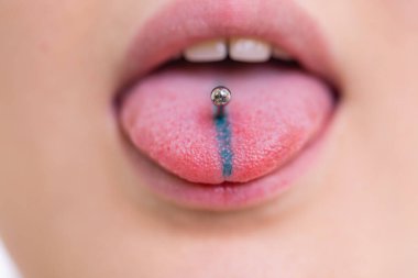 piercing yapışmasını genç Kafkas kadın portresi yukarıya kapatmak.