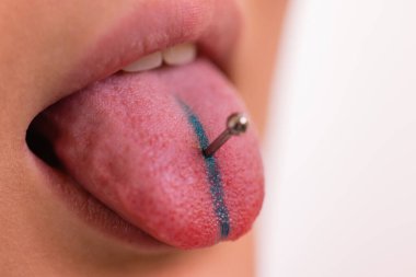 piercing yapışmasını genç Kafkas kadın portresi yukarıya kapatmak.