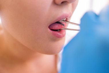 piercing yapışmasını genç Kafkas kadın portresi yukarıya kapatmak.