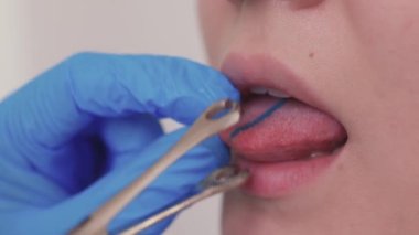 piercing yapışmasını genç Kafkas kadın portresi yukarıya kapatmak.