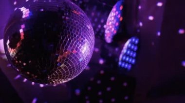 Disko ayna topu dönüyor ve ışığı yansıtıyor.