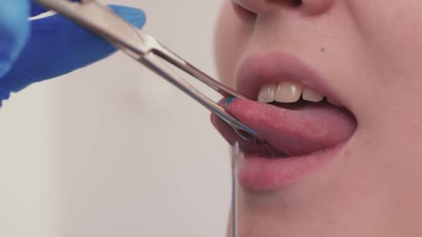Primer plano retrato de la joven mujer caucásica sobresaliendo de la lengua perforada . — Vídeo de stock