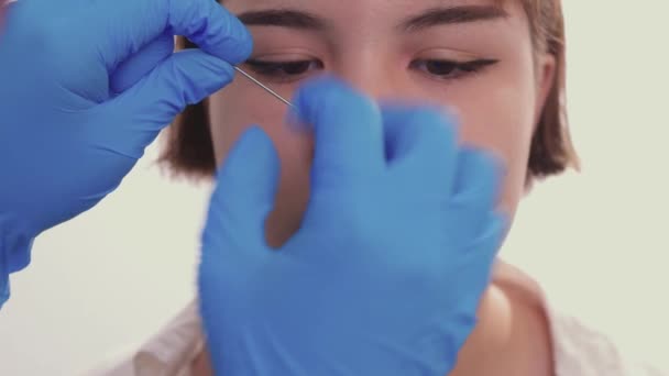 Close-up de uma jovem mulher visagem com piercing pendurado em seu nariz. — Vídeo de Stock