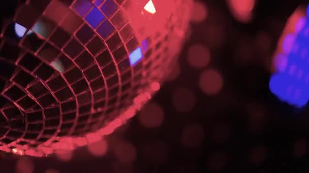 Disco mirror ball spinning and reflects the light. — Stock Video