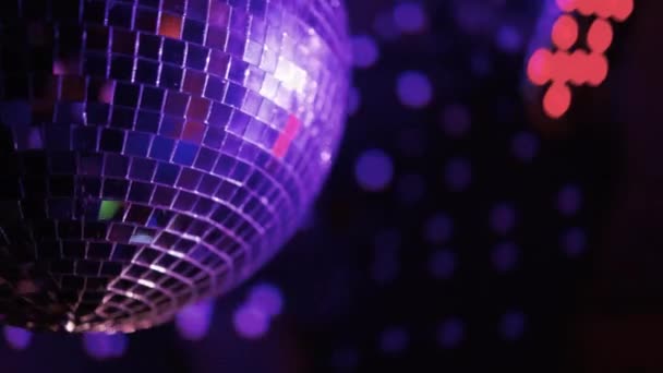 Disco lustrzana kula wirująca i odbija światło. — Wideo stockowe