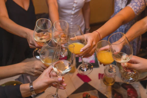 Verres fourrés avec alcool et toasts, fête. — Photo