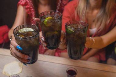 İçkili kadehler ve kadeh kaldırma, parti.