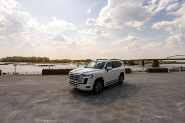 Ufa, Rusya. 6 Ağustos 2021 Japon markası Toyota Land Cruiser 300 Premium. SUV, 4x4. Güvenilir ve güzel bir araba..