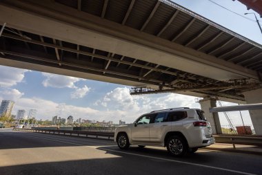 Ufa, Rusya. 6 Ağustos 2021 Japon markası Toyota Land Cruiser 300 Premium. SUV, 4x4. Güvenilir ve güzel bir araba..