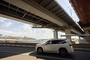 Ufa, Rusya. 6 Ağustos 2021 Japon markası Toyota Land Cruiser 300 Premium. SUV, 4x4. Güvenilir ve güzel bir araba..