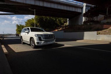 Ufa, Rusya. 6 Ağustos 2021 Japon markası Toyota Land Cruiser 300 Premium. SUV, 4x4. Güvenilir ve güzel bir araba..