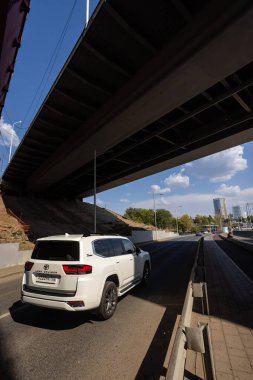 Ufa, Rusya. 6 Ağustos 2021 Japon markası Toyota Land Cruiser 300 Premium. SUV, 4x4. Güvenilir ve güzel bir araba..