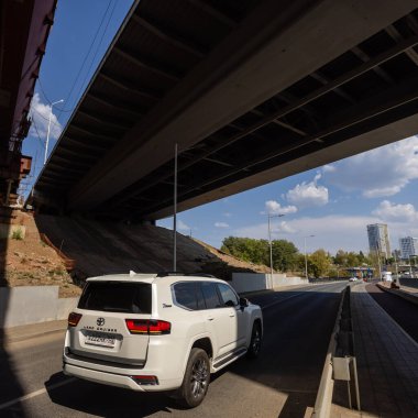 Ufa, Rusya. 6 Ağustos 2021 Japon markası Toyota Land Cruiser 300 Premium. SUV, 4x4. Güvenilir ve güzel bir araba..