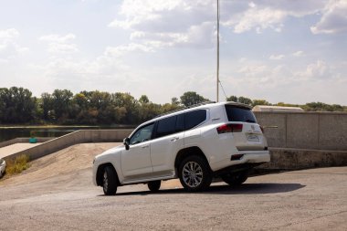 Ufa, Rusya. 6 Ağustos 2021 Japon markası Toyota Land Cruiser 300 Premium. SUV, 4x4. Güvenilir ve güzel bir araba..