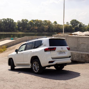 Ufa, Rusya. 6 Ağustos 2021 Japon markası Toyota Land Cruiser 300 Premium. SUV, 4x4. Güvenilir ve güzel bir araba..