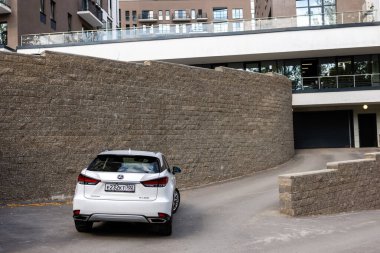 Ufa, Rusya - 13 Ekim 2020: Lexus RX300 şehir caddesinde bir araba.