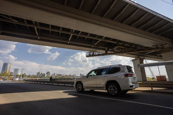 Ufa, Ryssland. 6 augusti 2021 svart bil av japanska märket Toyota Land Cruiser 300 Premium. SUV, 4x4. Pålitlig och vacker bil. — Stockfoto