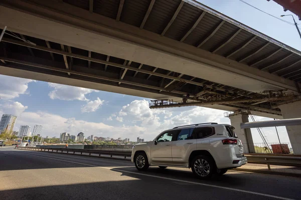 Ufa, Rusya. 6 Ağustos 2021 Japon markası Toyota Land Cruiser 300 Premium. SUV, 4x4. Güvenilir ve güzel bir araba..