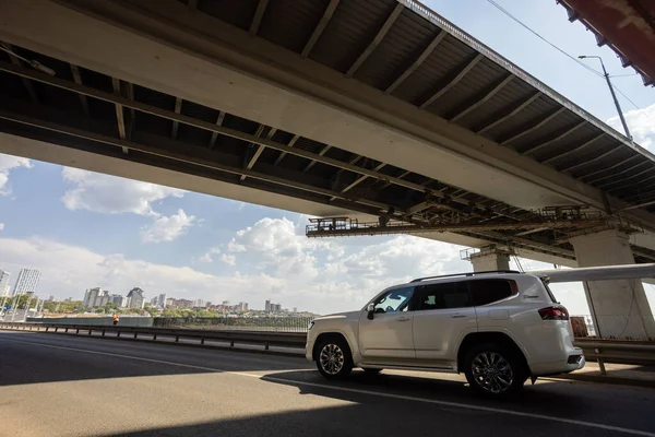 Ufa, Rusya. 6 Ağustos 2021 Japon markası Toyota Land Cruiser 300 Premium. SUV, 4x4. Güvenilir ve güzel bir araba..